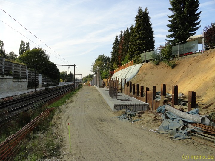 DSC09399.JPG - Chemin du Pélerin (entre le pont Bleuets et gare de Rixensart) mise en place des murs de verdure